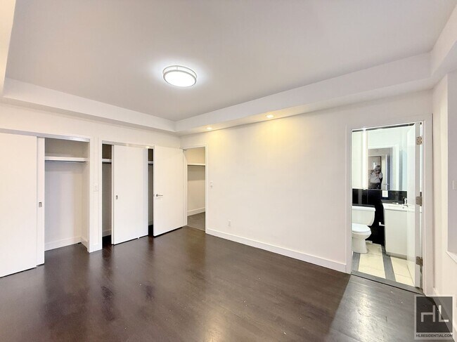 Building Photo - NO fee 1 bed 2 bath with laundry in unit -...
