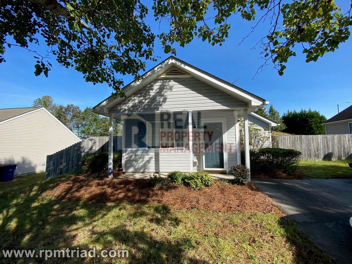 Foto principal - 2br/1ba one level Home w/fenced yard in St...