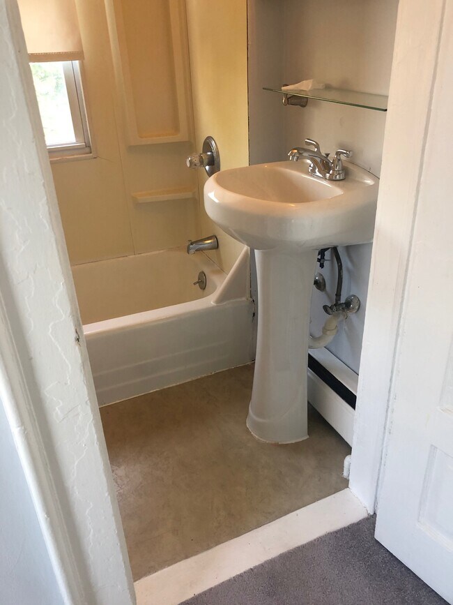 Full bath - 116 Old Bay St