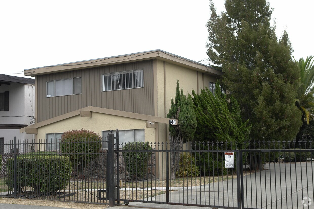 Primary Photo - 1338 82nd Ave