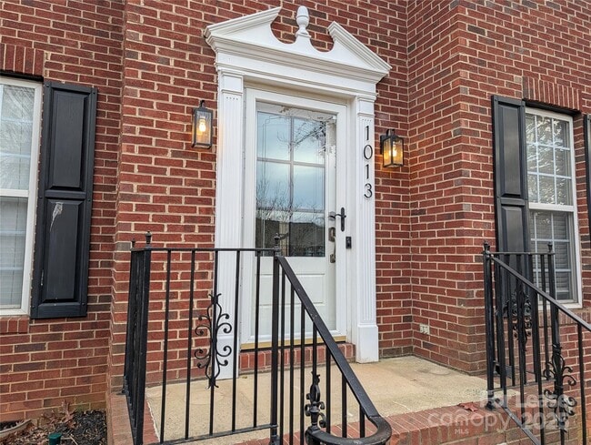 Building Photo - 1013 Muirfield Dr