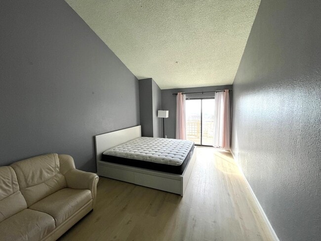 Building Photo - SPACIOUS AND BEAUTIFUL 3 BED/2 BATH CONDO!!!