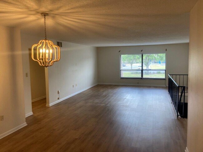 Building Photo - 3 Bedroom 2 Bathroom Condo at Palomar Plac...