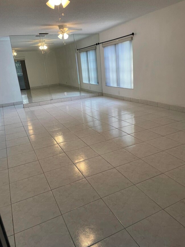 Building Photo - 5526 Mirror Lakes Blvd