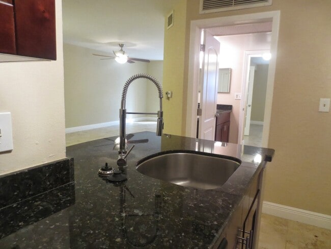 Foto del edificio - 2871 N Oakland Forest Dr