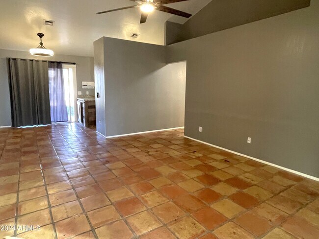 Foto del edificio - 8608 W Columbine Dr