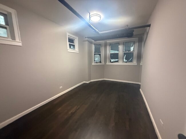 Foto del edificio - 4954 N Harding Ave