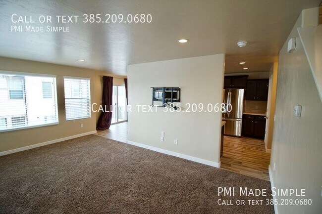 Building Photo - Roomy Beautiful Townhome | $250 Move-in Sp...