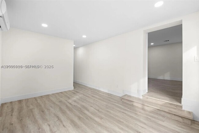 Foto del edificio - 331 W 40th Pl
