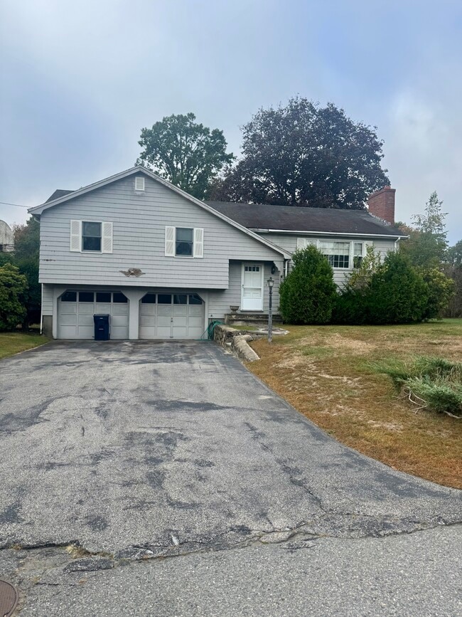 Building Photo - 10 Crestwood Dr