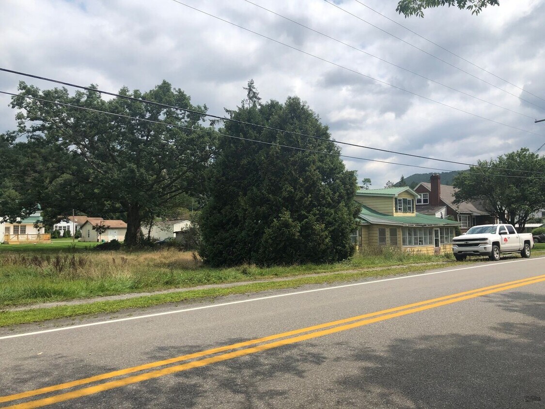 Building Photo - Large 3 bedroom / 2 bathroom single family home for rent!