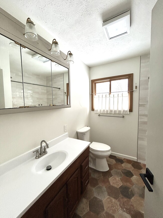 Foto del edificio - 150 Woodland Dr