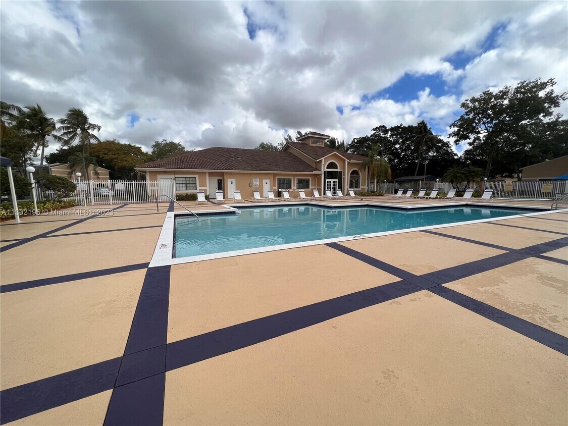 200 Palm Cir W Unit 103, Pembroke Pines, FL 33025 Condo for Rent in