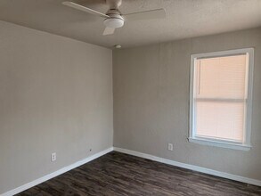Building Photo - 1422 W Mariposa Dr