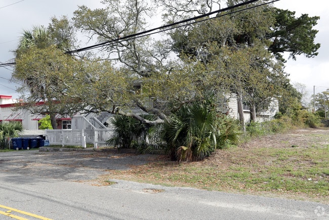 Building Photo - 406 6th Ave N