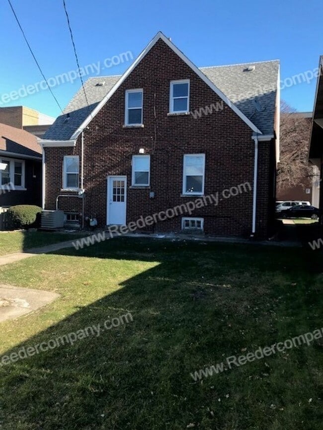 Building Photo - 1944 Davis Ave