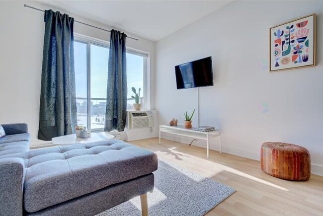 Building Photo - 4600-4600 Av. Colomb