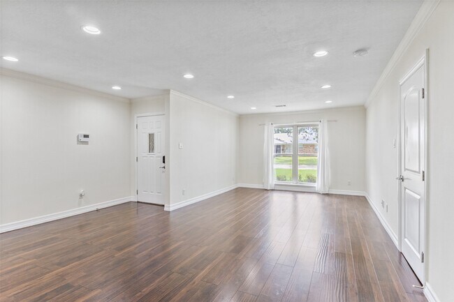 Foto del edificio - 1918 Crestdale Dr