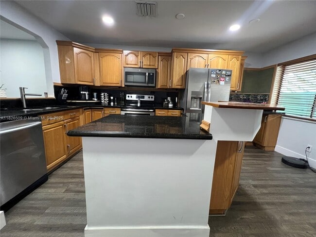Building Photo - 460 Lakeview Dr