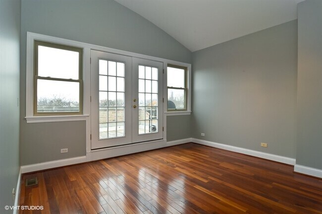 Building Photo - 1540 North Claremont-3E