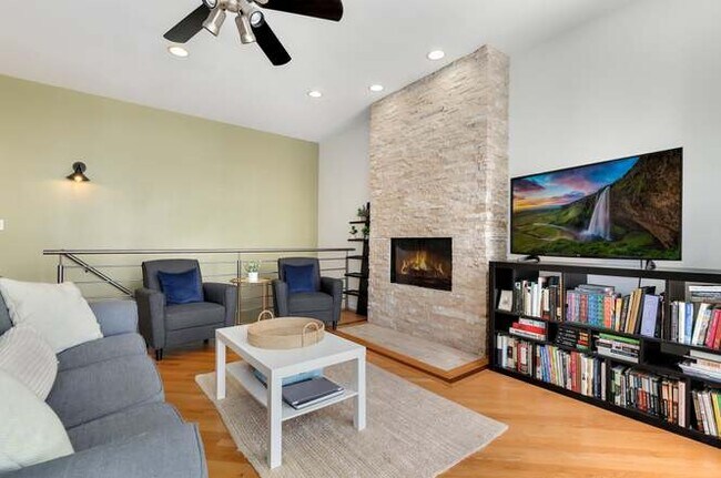 Sala de estar - 1541 W Chestnut St
