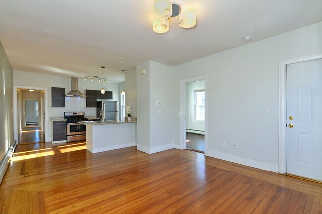 Foto del edificio - First Floor- 3 Bedroom with parking and ow...