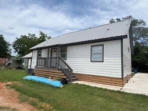 Building Photo - 2706 Sledge St