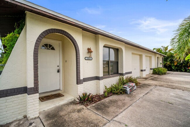 Building Photo - Stunning duplex offers two spacious bedroo...