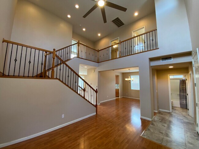 Foto del edificio - Two story home in NW Visalia Rent Ready!
