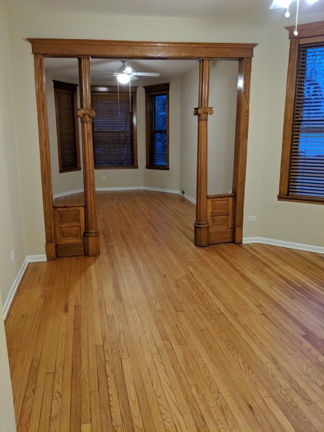 Building Photo - 3838 N Kenmore Ave