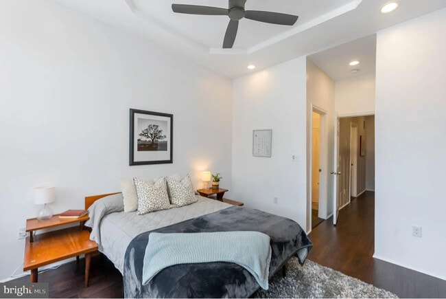 Building Photo - 708 S Curley St