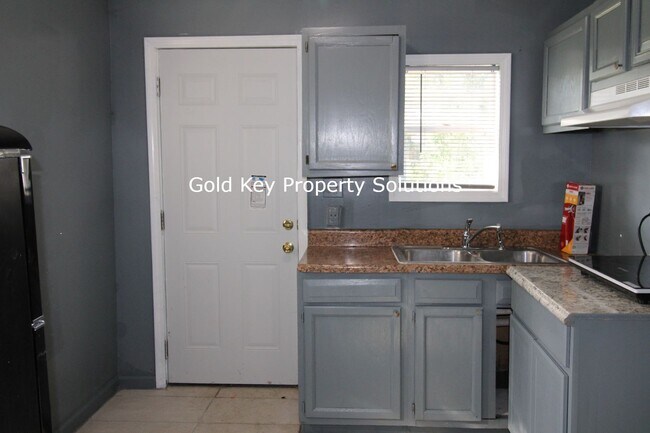 Foto del edificio - 1719 S Elm St