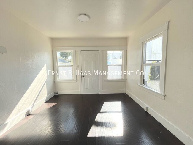 Building Photo - Wonderful Studio Apartment Near Downtown L...