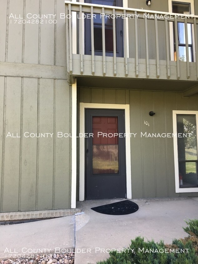 Primary Photo - 695 Manhattan Dr