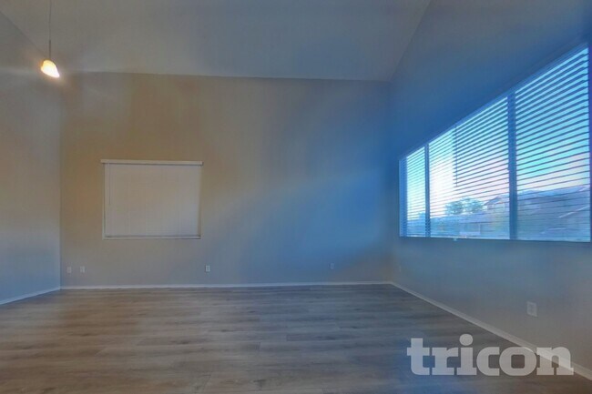Foto del edificio - 16264 W Lincoln St