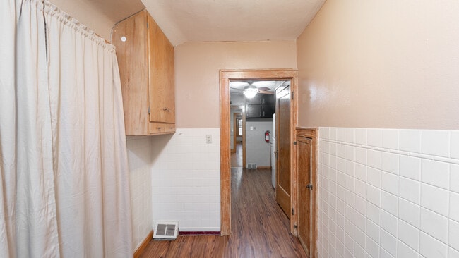 Building Photo - 916 W 1st St