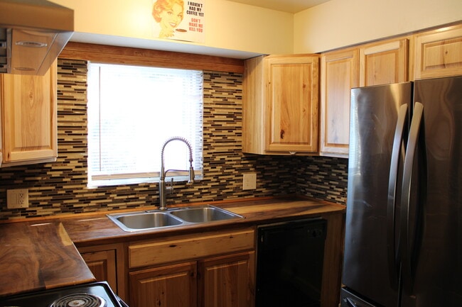 Building Photo - 4325 SE Cedar St