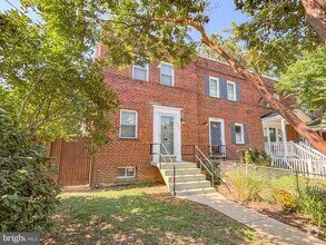 Building Photo - 425 Laverne Ave