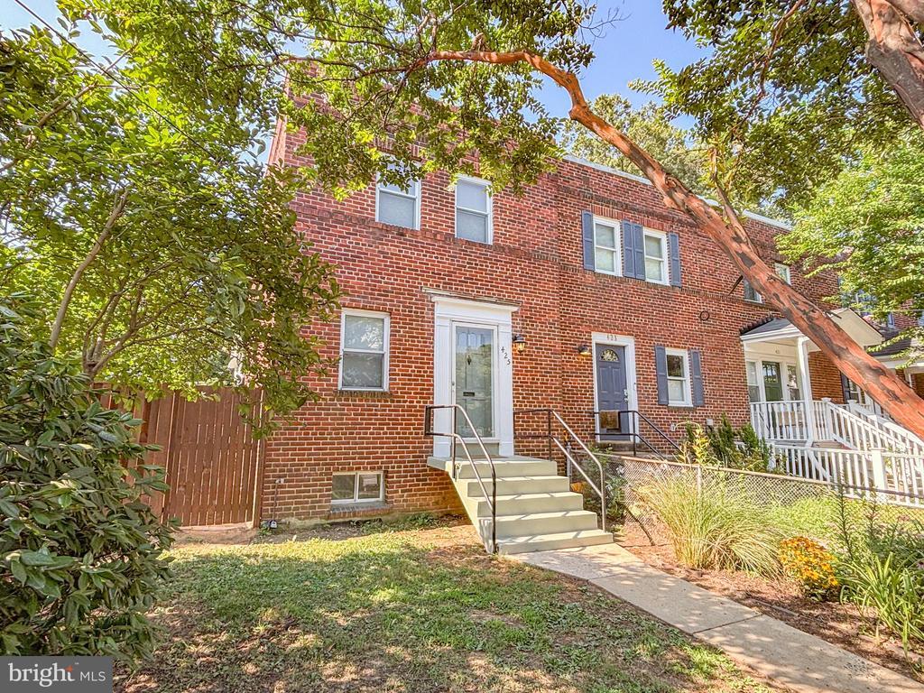 Foto principal - 425 Laverne Ave