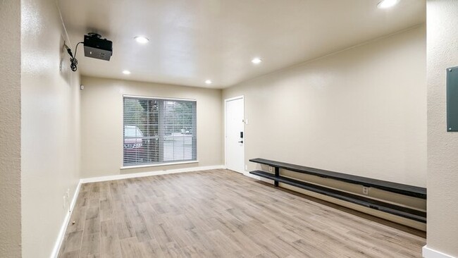 Building Photo - Turtle Creek Town Home