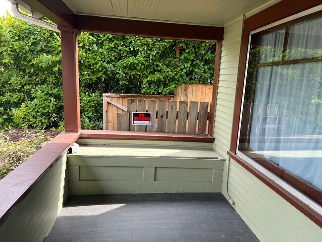 Foto del edificio - Beautifully updated 3 bedroom 1 bath duple...