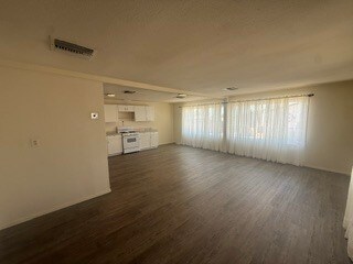 Foto del edificio - For Rent