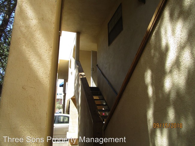 Building Photo - 318 La Veta Dr