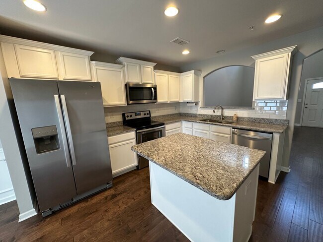 Building Photo - Charming 3 Bed 3 Bath Townhome in Spring Hill