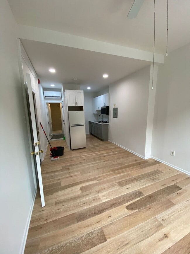 Photo - Beautiful studio unit located in a great area in fairmount- AVAILABLE NOW Apartment