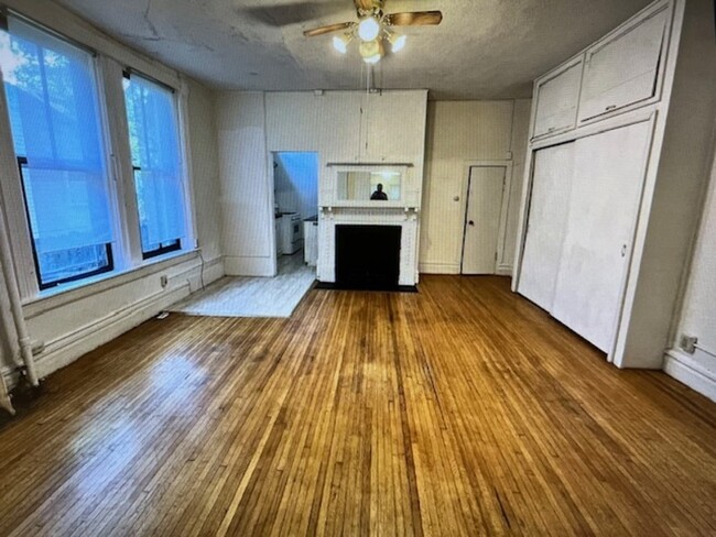 Building Photo - 518 N Van Buren St