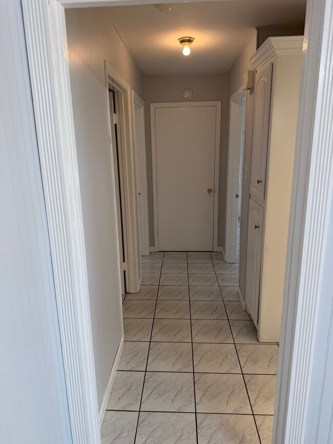 Building Photo - 1818 Joanna Ave