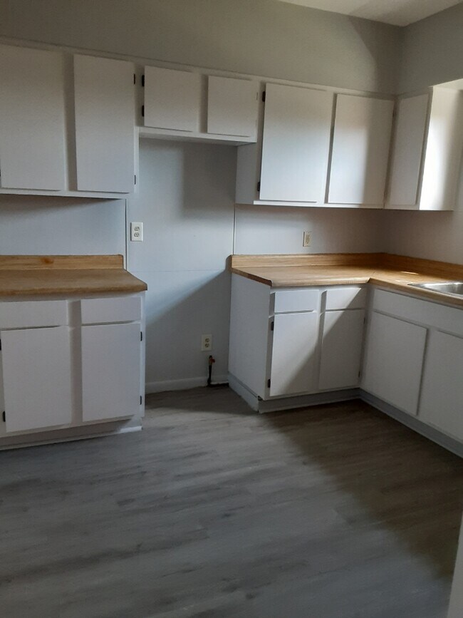 Building Photo - 174 Roslyn Dr