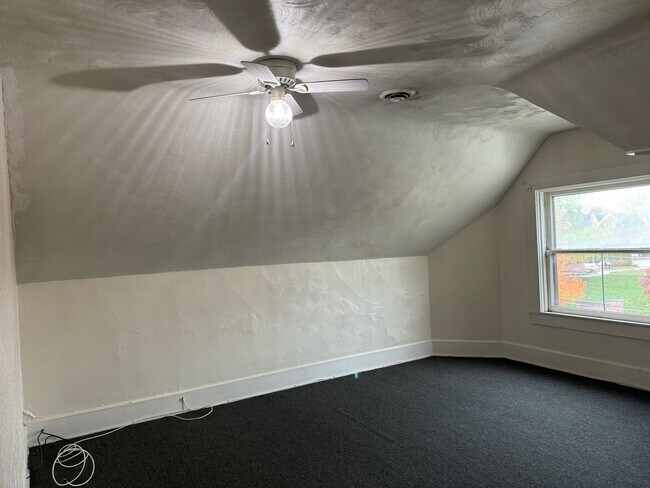 Foto del edificio - 337 W 6th St