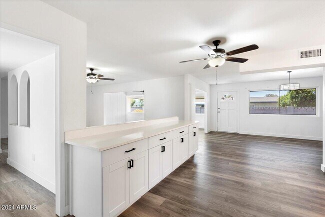 Foto del edificio - 9945 W Camden Ave